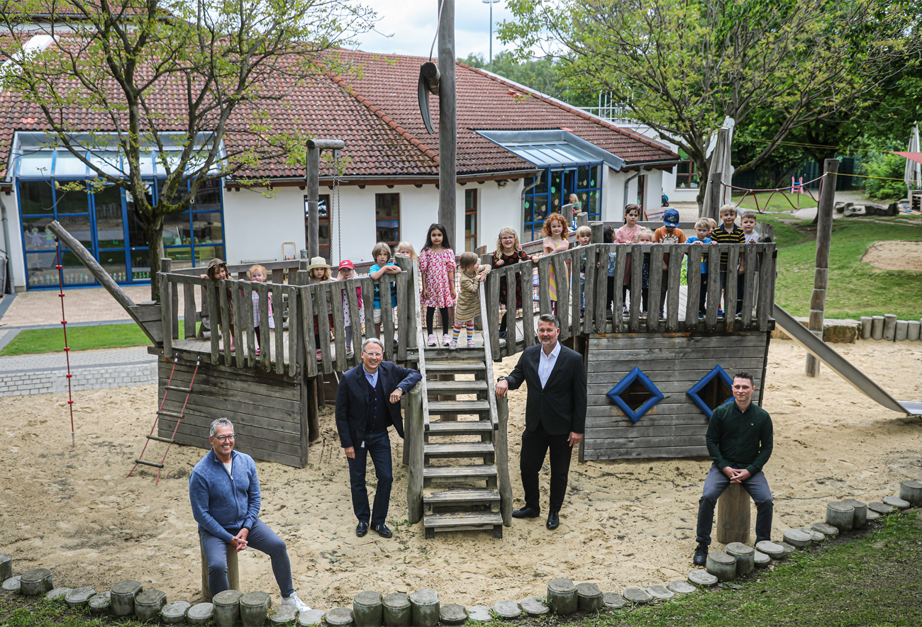 Kita Piratenschiff Spielplatz mit Kindern und Vorständen der DOGEWO21.