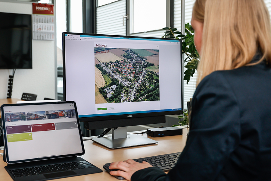 Eine Frau sitzt am Computer und bedient das DOGEWO21-Mieterportal.