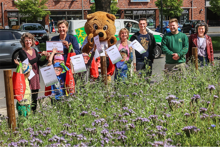 Gruppenfoto von Kindern mit Urkunden für das Streuen von Bienenwiesen.