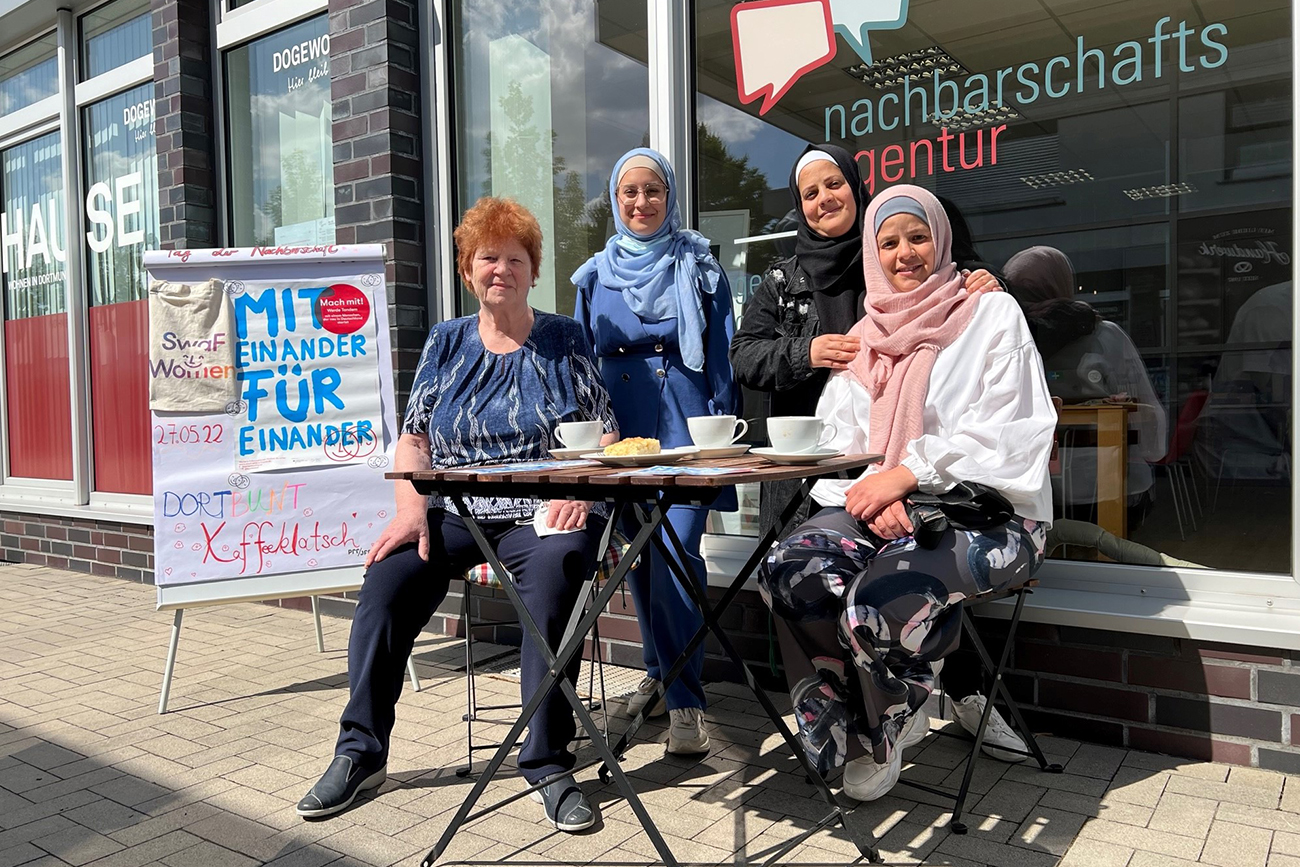 Frauengruppe SwaF trifft sich bei Kaffee und Kuchen in der Nachbarschaftsagentur.