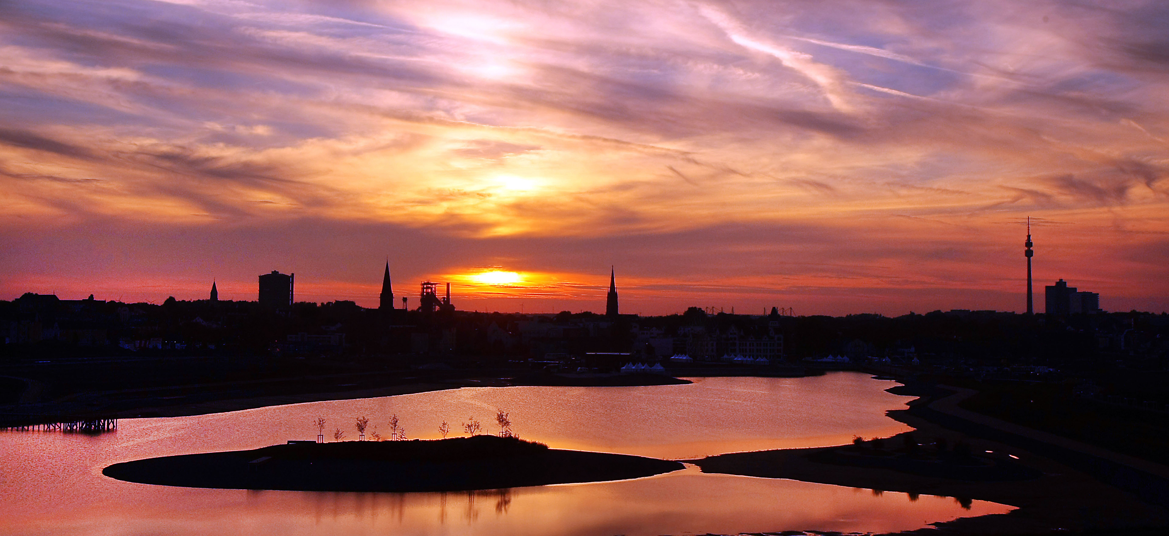 Die Dortmunder Skyline im Sonnenuntergang.