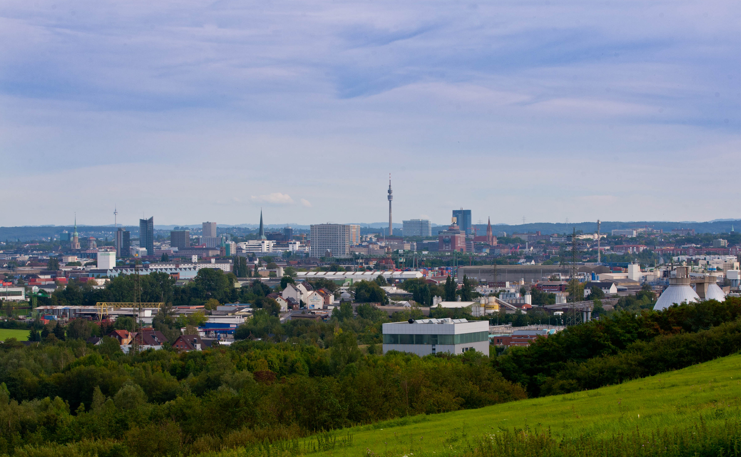 Panoramafoto der Skyline von Dortmund am frühen Abend.