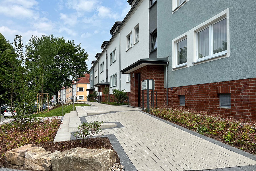 Ein barrierefreier Weg von der Straße zu den Wohnhäusern.