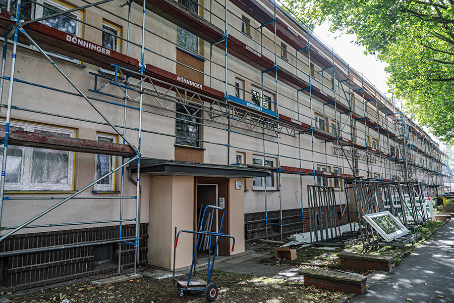 Ein Wohnhaus mit Baugerüst bei der Sanierung.