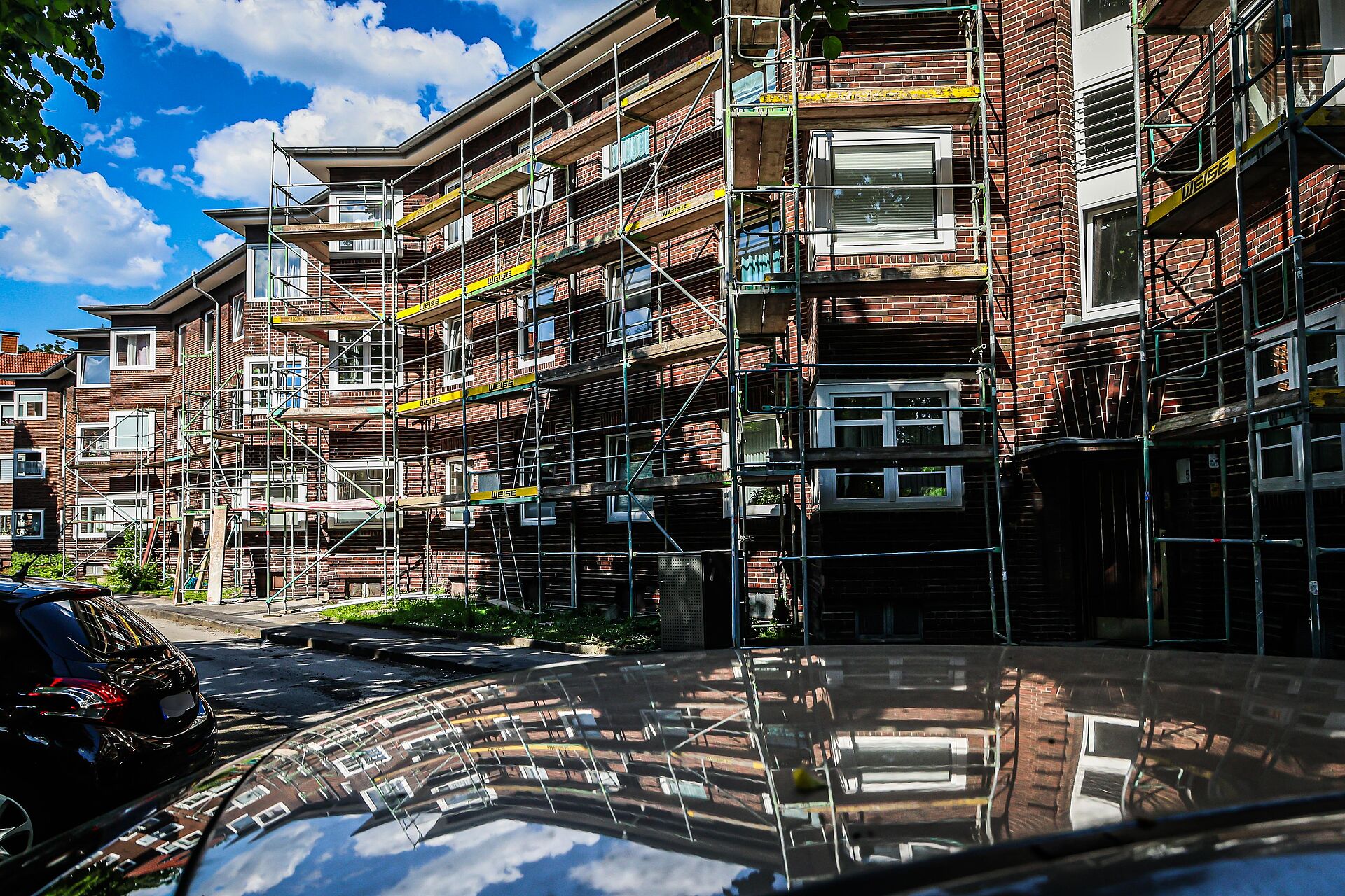 Die roten Ziegelfassaden der Häuser Lenteninsel sind für den Austausch der Fenster eingerüstet.