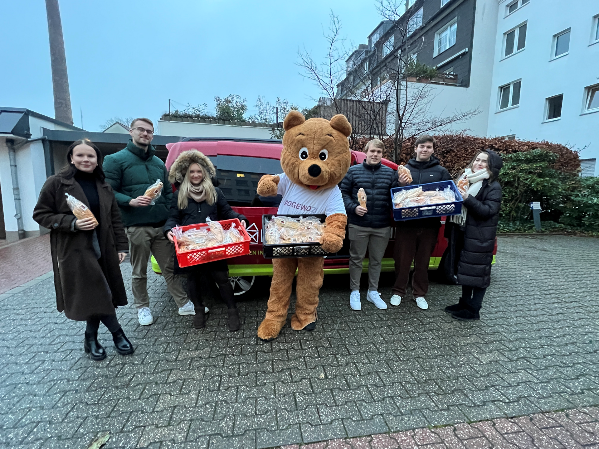 Die sechs DOGEWO21-Azubis und das Bärenmaskottchen Dogibär sind fertig zur Auslieferung der 1600 Stutenkerle