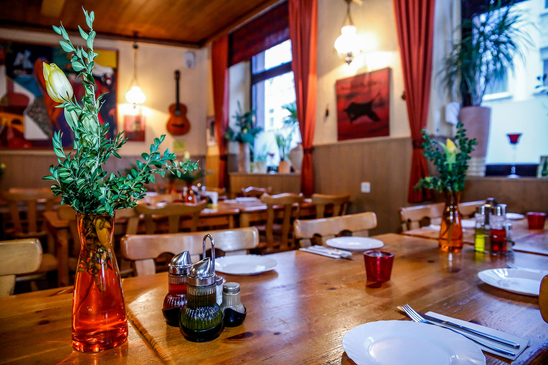 Gedeckter Tisch in gemütlichem Ambiente.